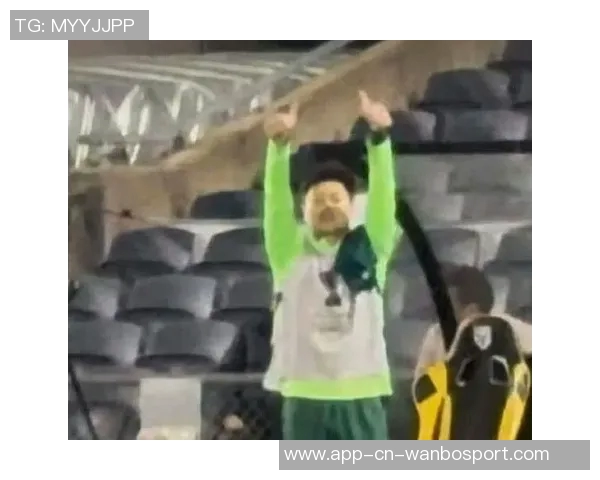 媒体人解读杨立瑜竖大拇指事件背后的真实情感与球迷互动的误解 媒体人解读杨立瑜竖大拇指事件背后的真实情感与球迷互动的误解