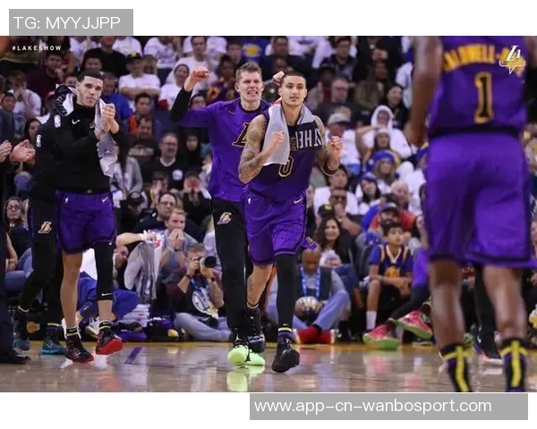 浓眉缺席九场比赛坐板凳身穿NFL球衣观战绿湾包装工比赛