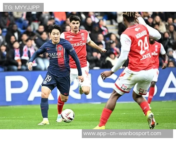 巴黎圣日耳曼球迷热烈庆祝李刚仁与阿什拉夫荣获大奖